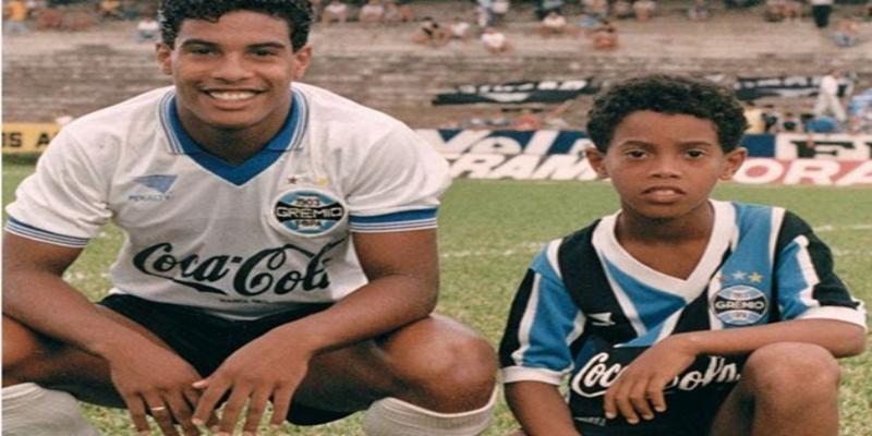 Ronaldinho lúc còn nhỏ chụp ảnh bên cạnh anh trai